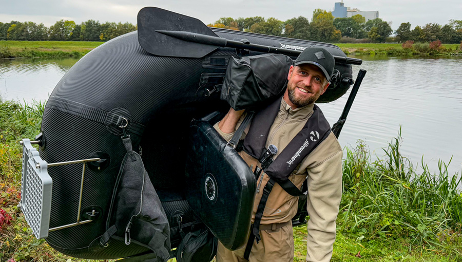 Das Bellyboat Carbon PRO 170 lässt sich bequem zum Angelplatz tragen